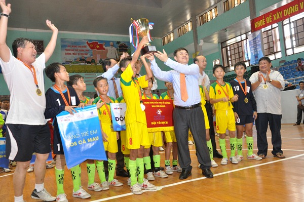 Ca Mau village wins children’s football tournament